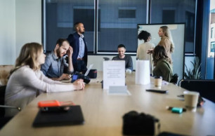 إدارة المقاطعات، الجدل، والحوارات الجانبية داخل الاجتماعات