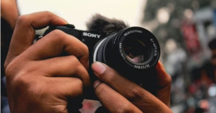 توليد الصور والفيديوهات الإعلانية عبر أدوات مثل Midjourney وRunway