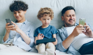 الذكاء العاطفي للأهل في تربية أبناء الجيل الرقمي